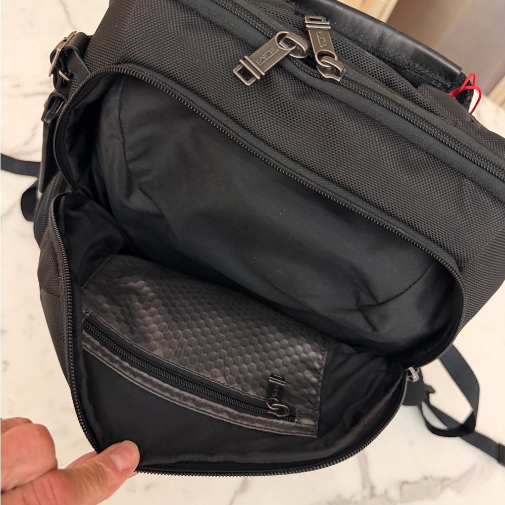Black tumi backpack - Picture 4 of 6